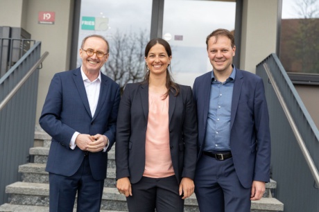 Othmar Karas (EU Abgeordneter), Katharina Rhomberg und Gerhard Bertsch (Geschäftsführung Fries) (Foto: ÖVP / Chris Georgescu)