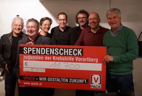 Vpack-Vostandsmitglied Josef Bayer mit Dr. Gebhard Mathis und den Musikern 